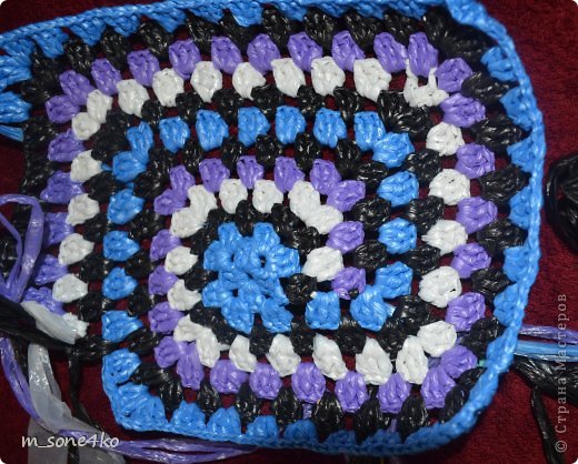 Уже давно попался на глаза вот этот простой узор: http://thecrochetcrowd.com/rainbow-never-ending-granny-squares.html Хотелось применить...
У меня было только 4 цвета "пряжи", потому 5-м пришлось взять еще один моток черных пакетов, потому как для спирального узора требуется непарное количество цветов.

Начало работы. (фото 3)