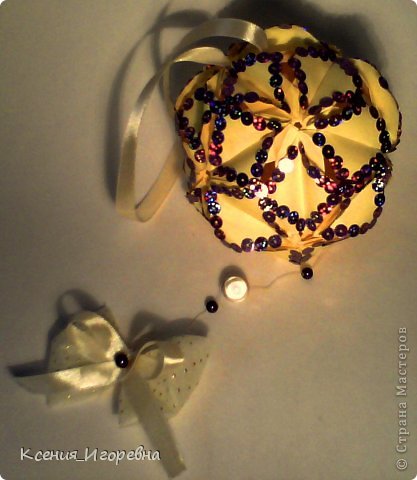 Firefly variation
Туториал: http://kusudama.me/#/Dragonfly/Firefly/drag1
Цвета на фото подкачали, не так выглядят переливающиеся фиолетовые чешуйки,они и сыграли огромную роль в этой работе,  и бусины тоже фиолетовые, а на фото на чёрные похожи  (фото 1)