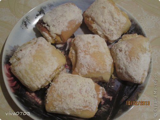 Быстро и вкусно. Дети и муж сметали на глазах.
На 1 порцию понадобиться:
2 ст. муки
3 ст.л. сметаны
50гр.растопленного слив. масла
80гр.сахара
1ч.л. разрыхлителя
Начинка:
1 апельсин
1 лимон (первый раз делала только с апельсином, чего то не хватает,поэтому добавила лимон)
150гр сахара
1ст.л. крахмала
Сначала делаем начинку,она должна остыть. Лимон и апельсин порезать на дольки(не очищая),удалить косточки и измельчить в блендере. Добавить сахар и крахмал, довести до кипения.
Займёмся тестом: Яйца взбить, дальше взбивая добавить сахар,сметану,масло,разрыхлитель. потом добавить муку,замесить мягкое тесто.
Тесто раскатать,выложить на него начинку и скатать рулетики. Порционно порезать и выложить на противень застеленый пергаментом. Смазать желтком (у меня остался со вчерашнего дня белок с сахаром,я смазала им) и в разогретую до 200гр. духовку минут на 20-25.
И можно наслаждаться ароматными рулетиками.
Приятного аппетита!