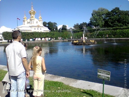 Фонтан Квадратных прудов, а фоном выступает церковь Петра и Павла, являющаяся частью Большого Петергофского дворца (фото 4)