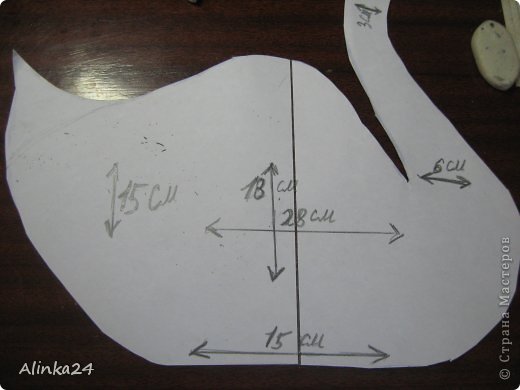       Выкройки. 
Всё легко и просто, берём два листа А4,склеиваем их скотчем и рисуем лебедя!Основание шеи 6 см а там дальше она потихонечку сужается до 3 см.Если не считать шеи, то высота лебедя примерно 18 см,а высота у основания хвоста 15 см.Длинна примерно 28 см. (фото 5)