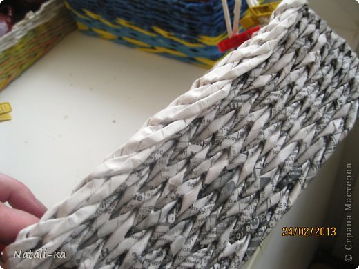 Теперь покажу,как я делала загибку.Не знаю,как она называется,потому что придумалась она по ходу плетения.Как-то все сложилось само собой.Я даже и не ожидала.Если кто знает,как она называется,напишите.Буду указывать ее название.
А началось все с загибки"Ложная коса" по этому МК.
www.youtube.com/watch?v=H-s99H_zCAw.
Только хвостики которые вышли на лицевую часть изделия не обрезала,а продолжила.
Продела каждый хвостик под двумя внутрь.Очень хорошо все сложилось,можно было и обрезать внутри,но я продолжила... (фото 3)