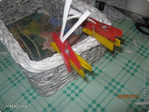 Теперь ручка.
Добавила по одной стойке к каждому стоячку ручки...прищепки,для ровности и высоты... (фото 7)