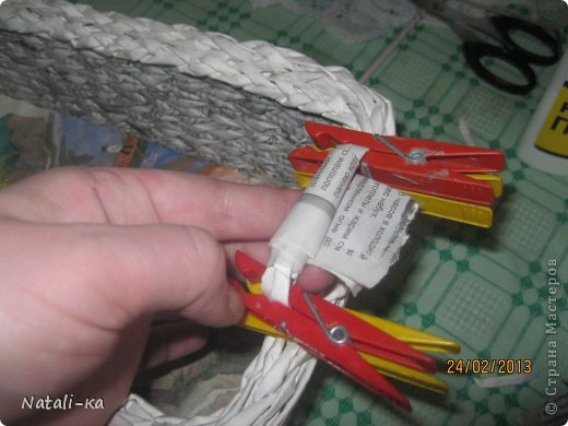 ...полоской газеты обкрутила и промазала клеем ручку... (фото 9)