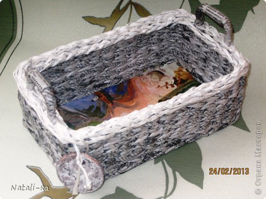 ...нет,не с Вами,а с цветным плетением.решила вернуться к тому,с чего три года назад я начинала.Черно-белое плетение.Это действительно мое.Очень оно мне нравится.Ну скажите,разве эта корзина не прекрасна???Мне нравится.И от своей темы,черно-белой,я не отступлю.Полоски газеты выбраны чисто черно-белые.Медалька из соленого теста.
Стойки из очень твердой бумаги,наверное офисная называется,не знаю.По углам их по- две .Чтобы сделать загибку трубочки размочила(просто протерла губкой)
Пожив в СМ я многому научилась.Узнала много секретов от Вас,мои дорогие.Но решила сделать черно-белое плетение своей"фишкой",моей индивидуальностью.
Теперь Вы очень редко увидите мои цветные работы.Считаю,газетное плетение-это чисто черно-белое плетение и ничего больше.Может еще иногда я буду использовать цветной лак под дерево,но,не более того.Спасибо всем за МК.Очень много я здесь приобрела. (фото 2)