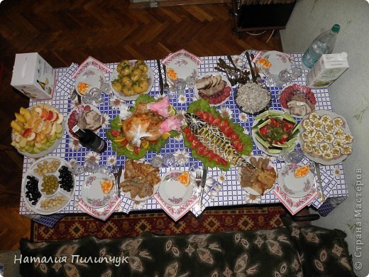 В дополнение темы скажу, что гости у нас бывают довольно часто, так что стол-книжку в угол не приходиться прятать... 
Всех милости прошу... (фото 5)