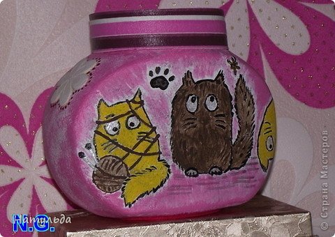 Это баночка для кофе, лицевая сторона. Этих прикольных котов я увидела в интернете, они меня сразили наповал, так как у меня своих 2 кота. Рисовала сама, цветы вырезала из остатков обоев. Лаком баночка еще не покрыта. Вообщем меня распирает от идей! (фото 1)