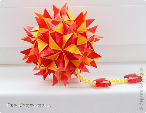 Туториал -  http://kusudama.info/2013/02/centaurea-tutorial/
Размер: 5х7,5.
Собрала без клея. И,кстати со второго раза. Вот.
 (фото 2)