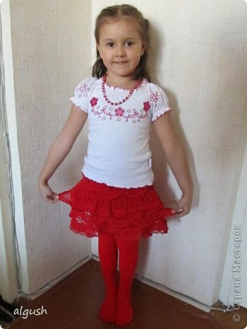 Эта юбка была связана по МК http://klubka.net/model/child/1206-malinovaya-yubochka-s-ryushami-dlya-devochki-kryuchkom.html. Мы буквально немного видоизменили. Теперь активно и с желанием носим в детский сад. (фото 2)