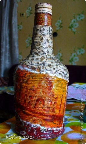 1. Восточная. Бутылка оклеена шпагатом, который затем прокрашен белым акрилом, далее использованы мотивы 3-х салфеток и всё пролачено несколько раз. (фото 2)