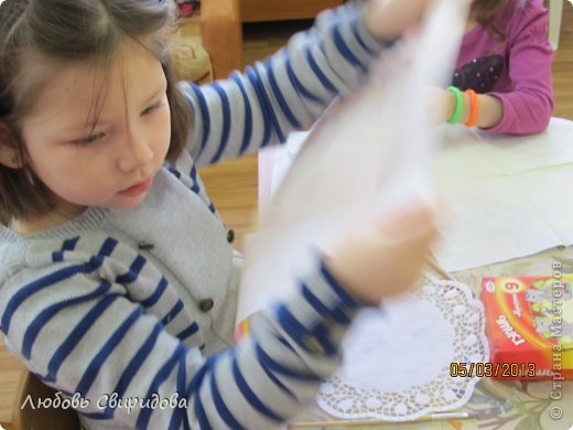 Из цветной салфетки аккуратно обрываем цветок и приклеиваем на белую декоративную салфетку. (фото 4)