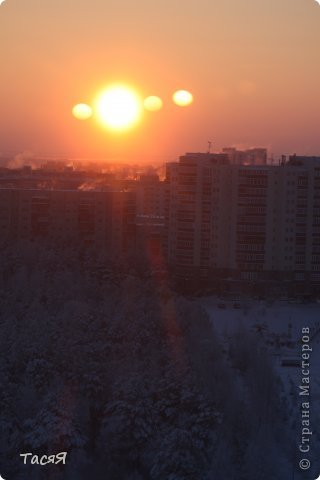 МК по памперсным тортикам в инете — безграничное множество, дело только в идее украшения.. По сути всё элементарно: памперсы сворачиваются в трубочки, укладываются по кругу, подвязываются и украшаются. Только и всего :-)) Да и запхать туда можно всё, что душа пожелает :-)) Тортики такие сейчас в моде :-))


Наткнулась тут на просторах инета на стих про НАС :-))))

Нитки, спицы, бисер, лески, проволочек килограмм -
Это всё мне интересно! Муж ворчит: «Вот снова хлам
Раскидала ты повсюду! Так, что в доме не вздохнуть!»,
Говорю: «Не будь занудой, потерпи уж как-нибудь...
Я так самовыражаюсь и со стрессами борюсь..
Слава Богу - не кусаюсь (а могла бы!) - это плюс
Всех моих потуг в искусстве! В общем, милый, не ропщи!»
Согласился муж и с грустью стал варить на ужин щи…
:-D
Вот такой глоток оптимизма :-))) из разряда фантастики :-D
А еще в наших аномальных краях, когда за бортом -35, можно наблюдать такие аномальные явления:
 (фото 24)