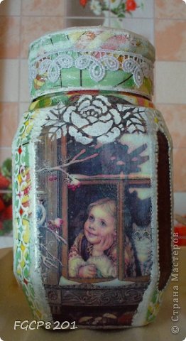 Банка под кофе. Салфетка, распечатки, трафарет, контуры и даже кружево. Распечатки подвели - из-за неподходящей бумаги краски после наклеивания потекли и поблекли. В следующий раз буду осторожнее.
Зима. (фото 1)