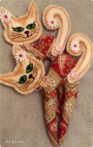 Кошкомания продолжается!!!! На Хомячке тоже  http://homyachok-scrap-challenge.blogspot.com/2013/03/cats.html На этот раз гламурненькие, глазастенькие кошечки.
Рост кошечек 28 см. Сшиты из американского хлопка и двунитки, украшены деревянными пуговками и декоративной тесьмой, расписаны контурами. (фото 1)