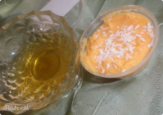 Решила порадовать себя и родных к 8 аарта ароматными и полезными скрабами для тела. Рецепт нашла здесьhttp://www.mastera-rukodeliya.ru/mylo/2482-klubnichnyi-sherbet.html . Ну и поэксперементировала немного.
Основные ингридиенты: кремообразная мыльная основа 50 гр,
1ст.лож основы для геля для душа,
80 гр молотого сахара,
1ст.лож льняного масла,
1 ст. ложка глицерина,
0,5 ст.ложки масла чистотела
1 ч. лож облипихового масла.
Я решила сделать 2 разных скраба: 1) МЕДОВЫЙ и 2) КЛУБНИЧНЫЙ
В медовый я добавила 1ст.лож меда и отдушку Липовый мед, немного украсила кокосом
Вот такой он получился (фото 1)