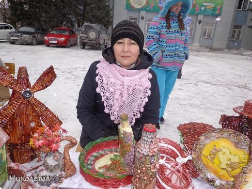 Поздравляю всех с Масленицей!!!!!!!!!!!!!!!!
Была я сегодня на ярмарке, всё бы хорошо, да вот погодка подкачала, сидеть и стоят было очень холодно, дул сильный ветер и шел снег. Все поделки запорошило, толком ничего не разглядеть. Боялась, что газетные плетушки размокнут, нет , они всё выдержали, ни метель, ни пурга им нипочём (фото 1)