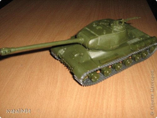 А пока я занималась своими поделками, мужская половина (племяш и сын) клеили танк. (фото 4)