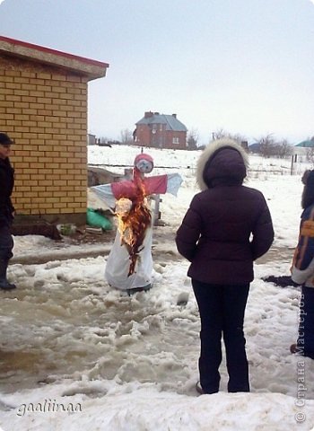 Так мы сжигали чучело Масленицы, мной изготовленное и с помощью друзей. Но для оберега я им сделала миниатюрные куклы, которые надо будет тоже сжечь в следующем году. Жалко? Но в течение года они собирают весь негатив в доме и подлежат уничтожению - так говорят в народе... (фото 1)