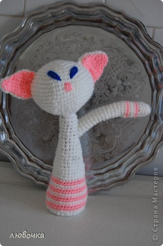 Котик беленький , вязаный крючком