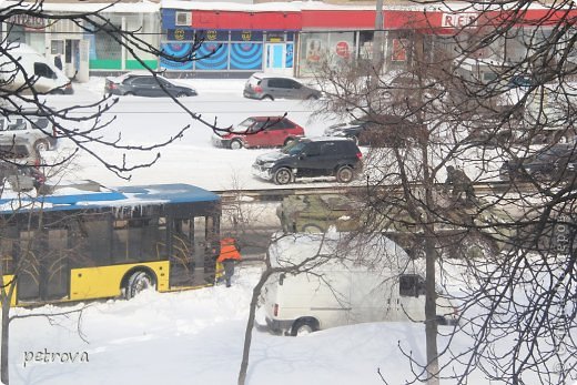 Говорят, что у природы нет плохой погоды,  но в Киеве третий день ... ужас! С пятницы , с 22 марта - снег, пурга, мороз! Город "встал" - километровые пробки, брошенные машины, одинокие пешеходы идут по проезжей части, тротуары замело...  (фото 1)