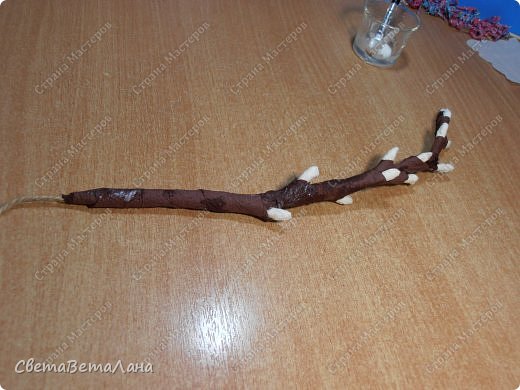 .......вот такая веточка у нас получается.......обрезаем конец......в некоторых местах салфетка коричневая не плотно легла и я ее проклеила ПВА ( это видно на фото ).......после окончательной просушки этих пятен уже не будет........... (фото 14)
