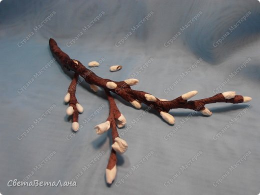 Доброго времени суток , Волшебная Страна.............
.......сегодня у меня спонтанно родилась эта идея.......Мысли , они ж такие , шустрые, приходят и уходят ........и разрешения не спрашивают.... как только лампочка в голове включилась, все , успевай - лови.............
.......в общем , скоро Пасха, а у меня сегодня родилась веточка вербы из простых салфеток и шпагата (это вместо пооволоки).....может кому из вас , мои хорошие, эта идея тоже придется ко двору........... (фото 1)