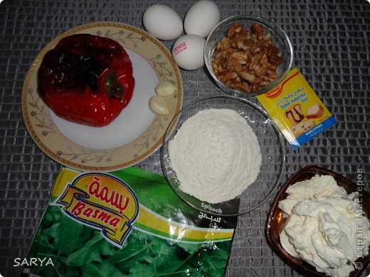 Продукты
3 яйца
пучок шпинат
мягкая брынза (которая мажется на хлеб типа маскарпоне)
2 зубчика чеснока
1 большой красный перец
0.5 стакана грецкий орех
1 разрыхлитель теста
3 ст ложки мука
Перец запекаем в духовке и измельчаем блендером можно и чем нибудь другим главное измельчить.
Затем добавляем измельченный грецкий орех, чеснок и брынзу, посолим и начинка готова.
Шпинат кладем в кипяток на 5 минут затем достаем остужаем (у меня был замороженный ) и тоже измельчаем в блендере. Добаляем яйца взбиваем, затем добавляем муку, разрыхлитель, перец и соль. На протевень обязательно стелим кулинарную бумагу в масле, распрделяем тесто равномерно . И ставим в разогретую до 180 градусов духовку. А дальше картинки сами раскажут. Спасибо за внимание! (фото 2)