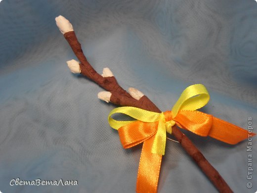 .......... как делать веточки я уже показывала https://podjem-tal.ru/node/544462 ........ а здесь уже просто повязала ленточки с простыми булавками...........
(фото 2)
