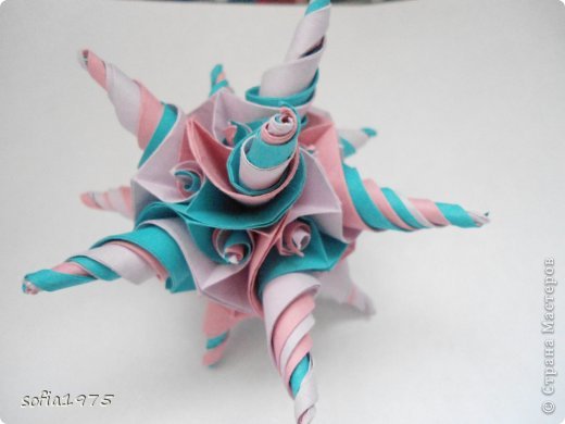 Кусудама Fish Curl
Автор Екатерина Лукашева
30 модулей
Ссылочка здесь: http://www.loveorigami.info/origami.php?model=833
Оригинал тут: http://kusudama.me/#/Curler/Fish/fish4 (фото 2)