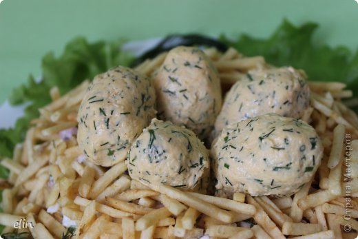 Для яиц: яичные желтки (4 шт.) на мелкой терке, 2 зубчика чеснока (можно больше или меньше, на ваш вкус) на мелкой терке, сыр (мягкий или сырок плавленный) на мелкой терке, укроп, майонез. (фото 4)