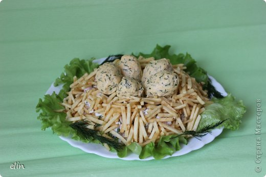 Для салата: отварная курица (у меня небольшая куриная грудка) мелко порезать, ветчина тоненькой соломкой (чуть меньше, чем курицы), яичный белок на крупной терке (от 4 яиц), шампиньоны маринованные (1 баночка, около 400 гр.) порезала на 6 частей, т.к. попались не мелкие, для вкуса добавила укропчика (совсем чуть-чуть). Заправила салат майонезом. Выложила на блюдо листья салата, на них салат по форме гнезда и сверху посыпала картофелем. В моем случае картофель уже готовый, типа чипсов (покупной), но если Вы являетесь счастливым обладателем терки бернера, то можете такую картошку приготовить сами. (фото 3)