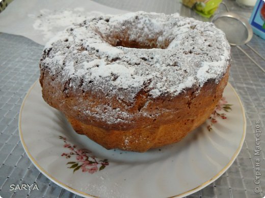 Кекс с изюмом и с грецким орехом
1 ст. сахару
2 яйца
0.5 ст. масло подсолнечное
0.5 ст. йогурта
1 пачка разрыхлитель
1 пачка ванилин
2 ст. муки
Грецкий орех и изюм на ваше усмотрение но старайтесь не переборщить. Все мешать в той последовательности в которой перечисленно, но разрыхлитель мешать в йогурт. Выпекать при температуре 180-200 градусов, готовность проверяем деревянной шпажкой (фото 11)