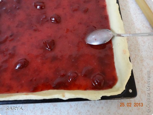 Пирог с клубничной начинкой
0.5 пачки маргарина 0.5 стакана масло подсолнечное 1 стакан сахару 1 стакан йогурт (можно густой кефир) 1 пачка разрыхлитель теста 2 яйца Муку сыпем до тех пор пока тесто перестанет липнут к рукам.
(фото 2)