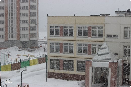 На сколько я себя помню (в Москве я родилась и никуда из нее родимой не переезжала), для столицы это очень не характерно. Мало того, что сугробы даже и не начинали таять, вот еще сюрприз, снежку, да какого, обильного да крупного. Смешно. (фото 2)