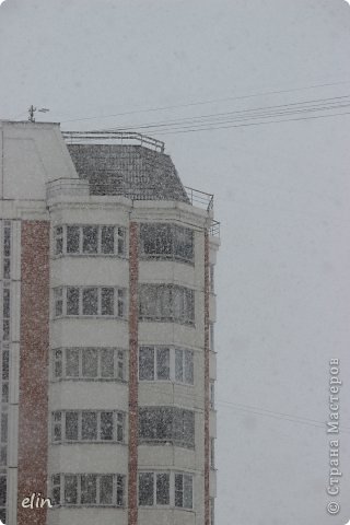 С переменным успехом, снег из крупного переходит в мелкий, но прекращаться и не думает. (фото 13)