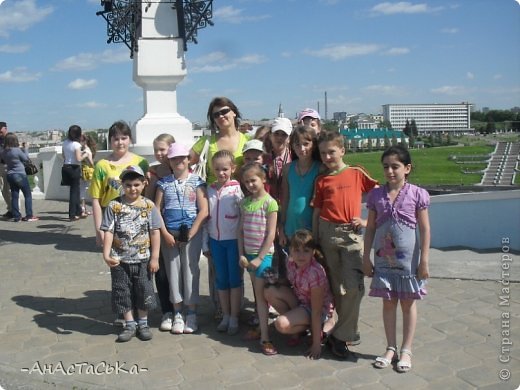 Это немногие из состава нашего младшего театра.
В нашем театре есть две группы "Младшая"-туда входят дети с 1 по 4 класс(т.е. дети которые занимаются 1,2,3,4 год в нашей музыкальной школе на театральном отделении) и "Старшая" группа- туда входят дети с 5 класса и до окончания. Наш театр,не просто театр!(простите за тавтологию) Музыкальный театр "Акцент" , радует жюри различных конкурсов не только тем что дети вживаются в роль, а ещё тем что они поют. Наш коллектив исполняет в основном мюзиклы и оперы.
Я учусь уже четвёртый год, в следующем году перехожу в старший театр. А сейчас, с вашего позволения я немного расскажу о нашем коллективе. (фото 1)