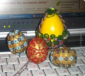 а это - тоже мои первые работы из готовых наборов для рукоделия, с некотороыми вариациями - из них придумала пасхальную открытку для коллег и друзей. А сами сувениры - тоже по друзьям разошлись. (фото 4)