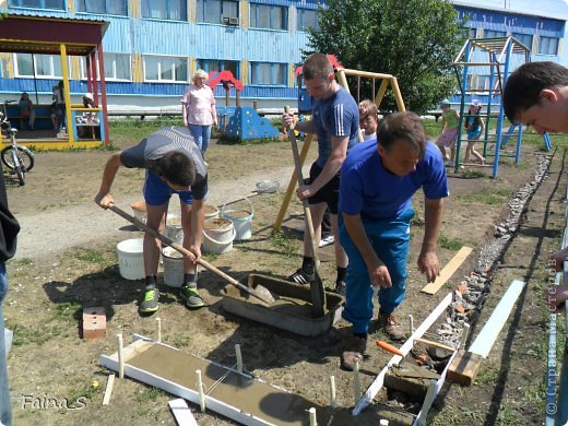 5.	В траншею положить камни, гравий, битый кирпич. 

Приготовить ёмкость для замеса, лопату или шпатель, песок, воду, цемент, клей для керамической плитки. Насыпать в ёмкость песок,  клей для керамической плитки и цемент (пропорции: 3 части песка, 1 часть цемента, 1 часть клея) и перемешать компоненты в сухом виде. Затем наливаем постепенно воды, тщательно перемешиваем. Масса должна быть по консистенции не сухой, но и не жидкой. 
 (фото 4)