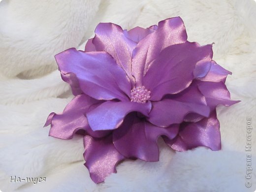 Сборка лилии у меня была с верхушки .  На основу-  получилась очень плоская . (фото 2)