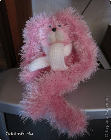 А когда приехали, то зайчик наш понял, что он уже дома, и ему тут нравится, сразу же влез на телевизор, чтобы сверху видеть всё-всё-всё. Видите, как расслабился - нога на ногу, и мордаха повеселела (фото 4)