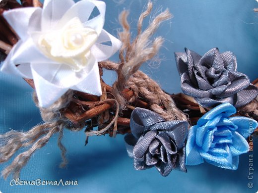 ....цепочка из шпагата , осталась от бутылочки.........и кусочки шпагатные тоже остались от предыдущих работ........их просто привязала и распушила........ (фото 4)