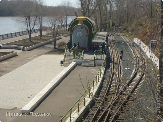 Оренбургская детская железная дорога была и остаётся одной из самых протяжённых детских железных дорог России. Длина железнодорожного полотна - 5,6 км.
 Дорога пролегает в пойме реки Урал и связывает с центром города пригородную зону отдыха с конечным пунктом на станции «Кировская», где находится несколько детских оздоровительных лагерей. Поездка становится более увлекательной ещё и по той причине, что проводниками здесь являются дети, которых специально обучают этой профессии.  (фото 19)