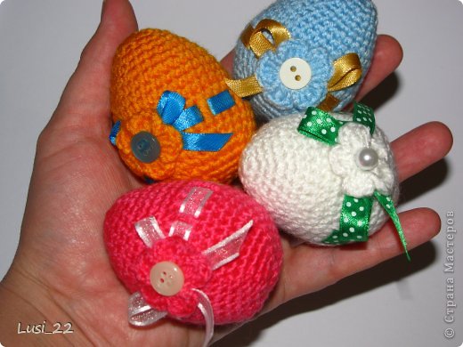 Описание яиц взяла здесь http://grukhina.ru/iblock/schema/igrushki/kak_svjazat_pasxalnoe_jajtso_krjuchkom_crochet_easter_egg_/. спасибо Наталье Грухиной.. Единственное, я внесла изменение. 10 ряд провязала  столбиками с 2-мя накидами, чтобы вставить ленточку, затем вязать опять стобиками без накида, только учитывать, что уже не 11 ряд вязать, а 14 по описанию. (фото 2)