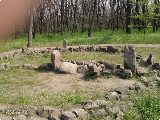 А это место силы. Здесь собираются, если я не ошибаюсь родноверы, котоые поклоняются солнцу, земле, воде. У них здесь проходят службы и они здесь "заряжают" хлеб и еду. Предлагая ее Богу.(информация не точная, сама не видела):))))))) (фото 18)