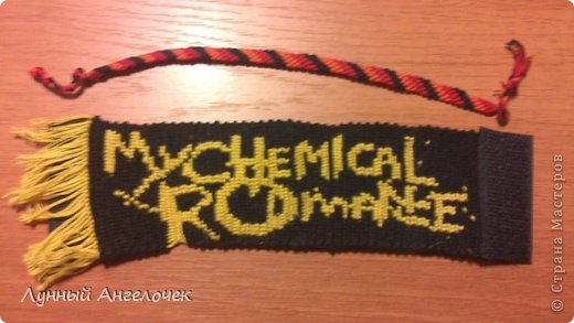 Фенечка с логотипом группы My Chemical Romance (схему могу дать) и простая фенечка косым плетением (фото 1)