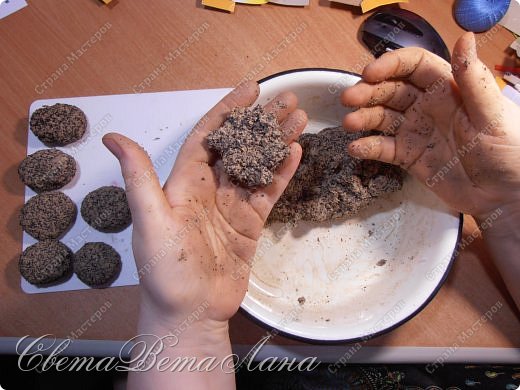 ......... делаем камушки из папье-маше..........
....остатки от салфеток ( декупаж) + клей ПВА + остатки от кофе + чуть чуть структурной штукатурки ( для тяжести ).... (фото 8)