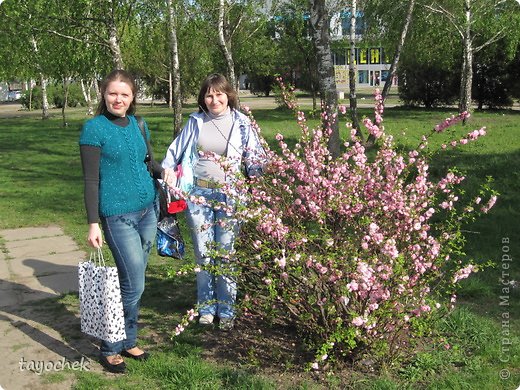 Мы с Олей (Olga_80) познакомились в СМ. Оказалось, что мы из одного города, и тогда решили встретиться. Вот в такой солнечный весенний денек и произошла наша встреча! У нас уже все цветет. Весна в полном разгаре. (фото 1)