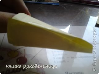 загибаем нижние припуски и откладываем
кто не понял (скрутили и склеили) (фото 8)