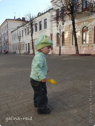 На весну и осень искала малышу  гольфик или тоненький свитерочек.А потом увидела пряжу  BABY PRINT.VITA. ЦВЕТ 4856 .Решила попробовать связать.Быстро и не надо с рисунком определяться.Два дня хлопот и можно гулять на улице. (фото 1)