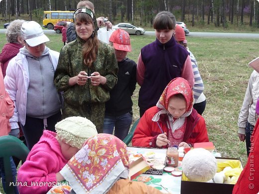 За этим столиком все желающие могли попробовать себя в росписи яиц (фото 6)